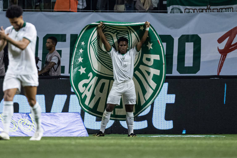 Endrick comemora seu gol, que deu a vitória do Palmeiras por 1 a 0 sobre o Novorizontino na noite desta quinta-feira (28), pelas semifinais do Campeonato Paulista