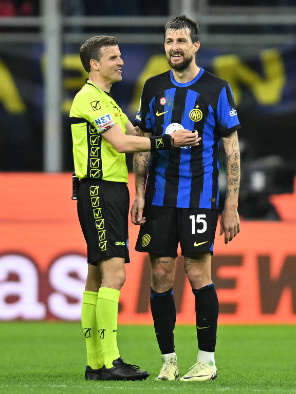 O zagueiro Acerbi, da Inter de Milão, conversa descontraidamente com o árbitro Federico La Penna depois de partida contra o Napoli
