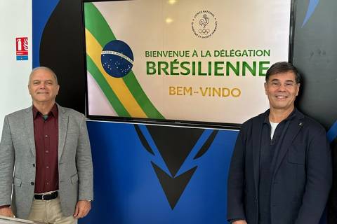 Paulo Conde, Paulo Wanderley, Ney Wilson e Rogério Sampaio, representantes do Comitê Olímpico do Brasil (COB), na sede do Comitê Olímpico da França, em Paris