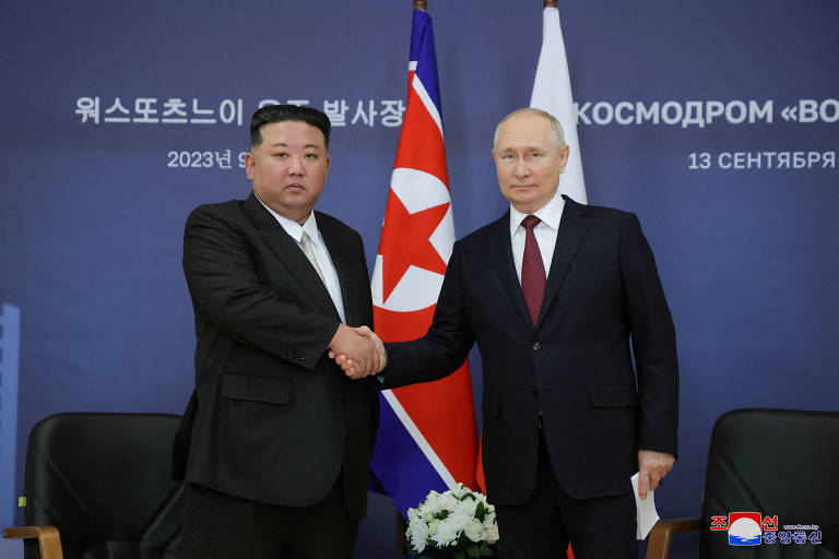 O ditador norte-coreano, Kim Jong-un, cumprimenta o presidente russo, Vladimir Putin, em visita de Kim à Rússia, em setembro passado