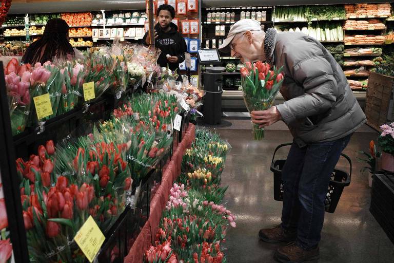 Cliente escolhe flores em mercado de Maryland, nos EUA