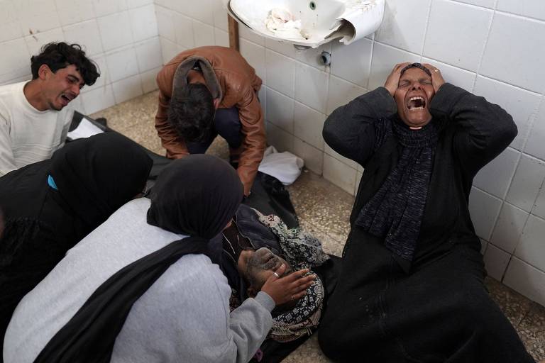 Familiares de palestino morto se desesperam em hospital em Deir al-Balah, no centro da Faixa de Gaza
