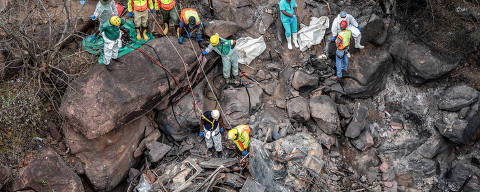 (240329) -- LIMPOPO, March 29, 2024 (Xinhua) -- Rescuers work at the site of a bus crash near Mamatlakala in Limpopo province, South Africa, on March 29, 2024. A total of 45 people were killed in a bus crash that occurred Thursday in South Africa's northeastern province of Limpopo, the country's Department of Transport said.
   The crash, which involved a passenger bus allegedly transporting people from Botswana to Moria, a town in Limpopo, killed at least 45 people and seriously injured one, the department said in a statement late Thursday. (Photo by Shiraaz Mohamed/Xinhua)
