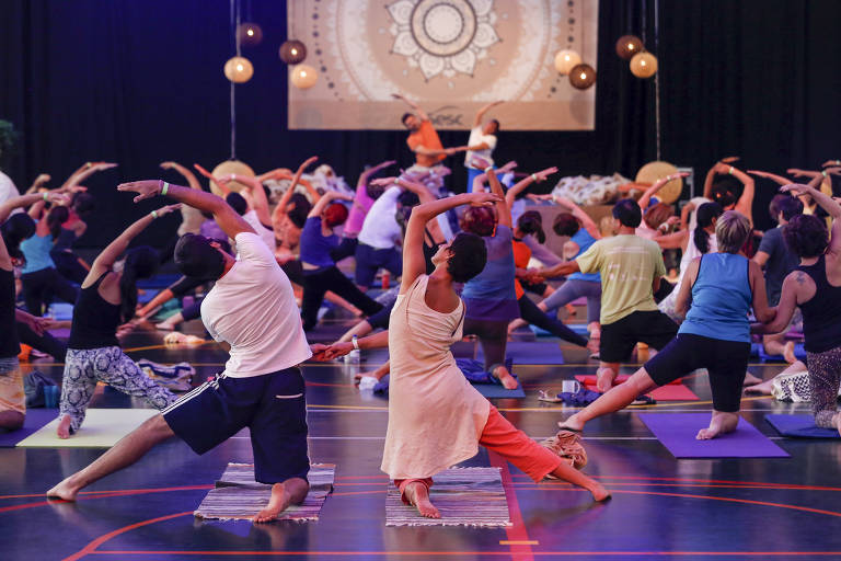 Aula de ioga dupla em edição anterior da iniciativa Inspira - Ações para uma Vida Saudável, no Sesc