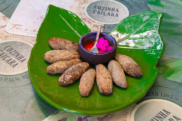 Bolinho de taioba, prato típico caiçara, que pode ser provado em São Sebastião