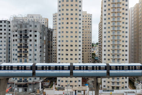 SÃO PAULO, SP - 22.03.2024 - Trem do Metrô passa diante prédios construídos muito perto do monotrilho próximo a estação Oratório, na zona Leste de São Paulo. (Foto: Danilo Verpa/Folhapress, COTIDIANO)