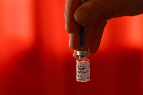 A health worker holds a vial of dengue vaccine Qdenga, in Joquin V. Gonzalez, Salta, Argentina March 16, 2024. REUTERS/Javier Corbalan ORG XMIT: GGG-AGM111