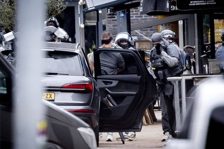 Homem é preso após fazer reféns na Holanda e ameaçar explodir bombas