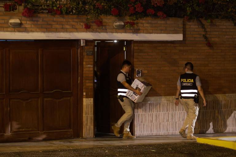 Polícia arromba casa de presidente do Peru em meio a escândalo por relógios Rolex; veja vídeo