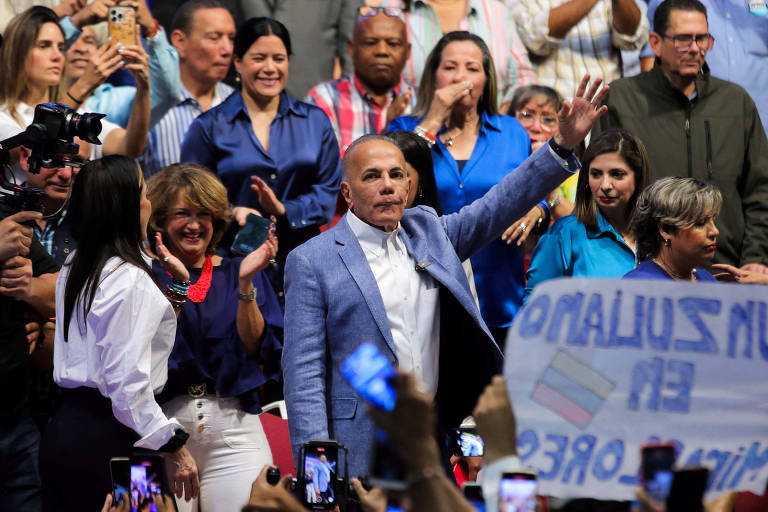Diante do impasse, o governador do estado petroleiro de Zulia, Manuel Rosales, decidiu se postular nos últimos minutos; no dia seguinte, a coalizão informou que conseguiu uma prorrogação do prazo eleitoral e registrou um candidato 'tampão', o ex-embaixador Edmundo González, 67. Posteriormente, Rosales declinou da candidatura