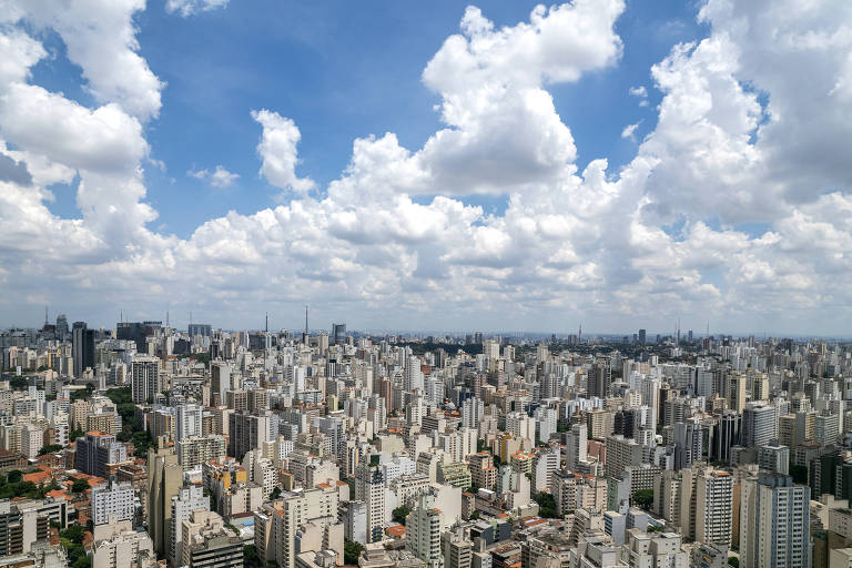 Vista aérea do centro de São Paulo, mostrando centenas de prédios e céu azul com nuvens 