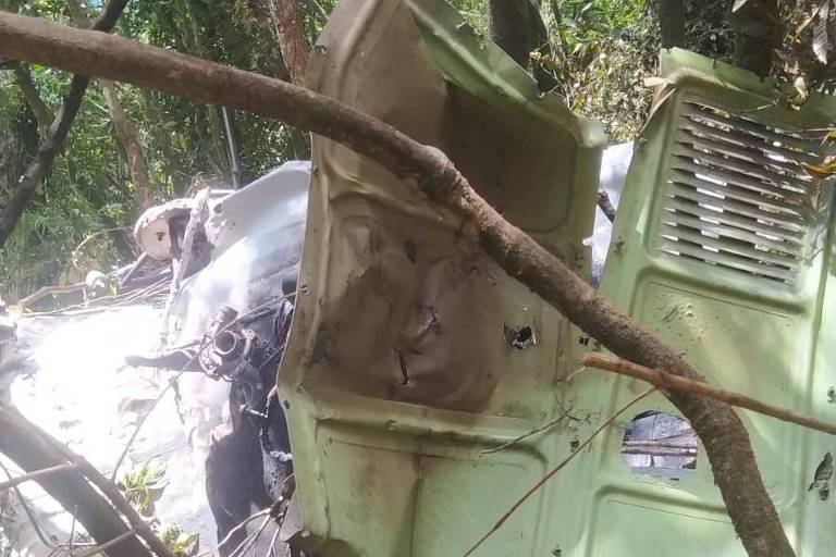 Destroços de avião bimotor encontrados na Serra do Japi, em Jundiaí (SP)