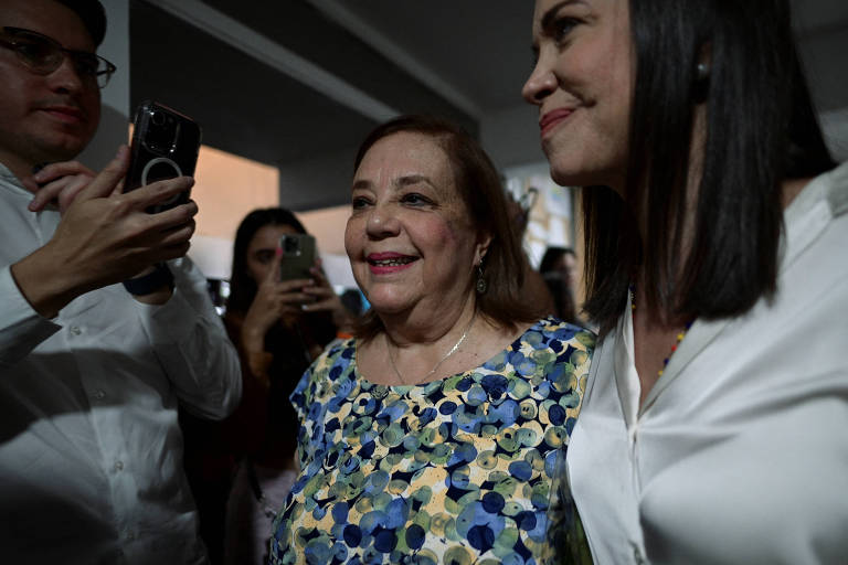 Corina Yoris Villasana após entrevista coletiva em Caracas; ao seu lado, a ex-deputada María Corina Machado