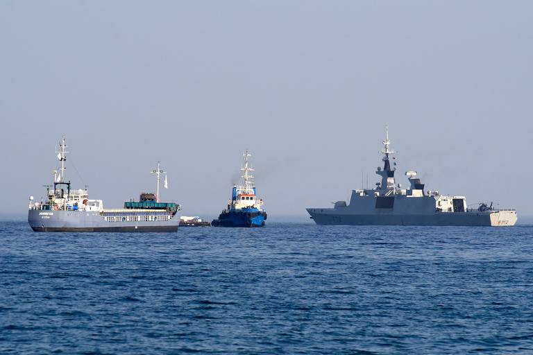 Três embarcações são vistas em alto mar