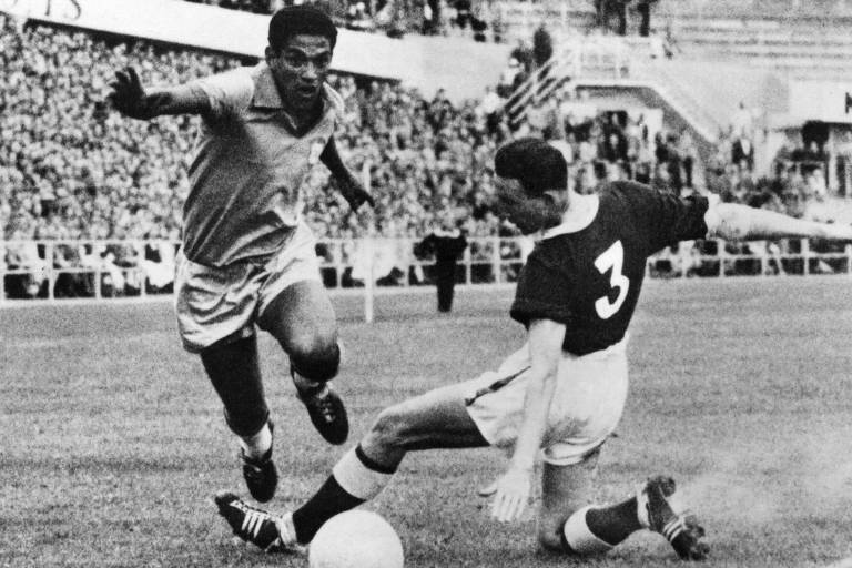 Garrincha (esq.) durante a vitória da seleção brasileira sobre o País de Gales, por 1 a 0, em jogo válido pela Copa do Mundo de 1958, na Suécia