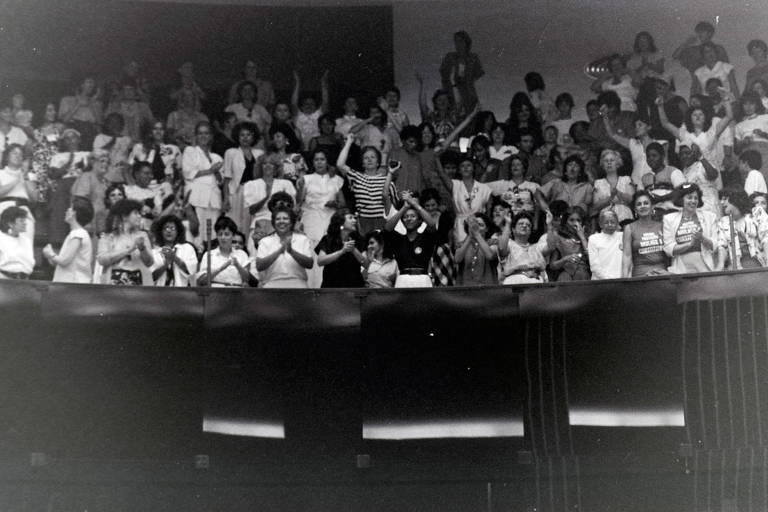Foto em preto e branco mostra vários mulheres na Câmara dos Deputados, em Brasília