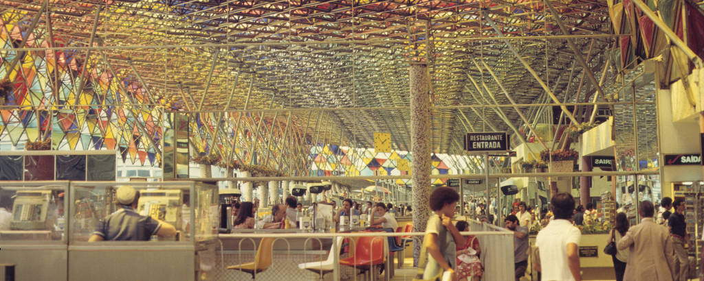 Interior da antiga Estação Rodoviária de São Paulo, na Luz, 1981, que exibia uma grande estrutura de ferro e outros metais, em apologia do milagre econômico ligado à exploração de minérios