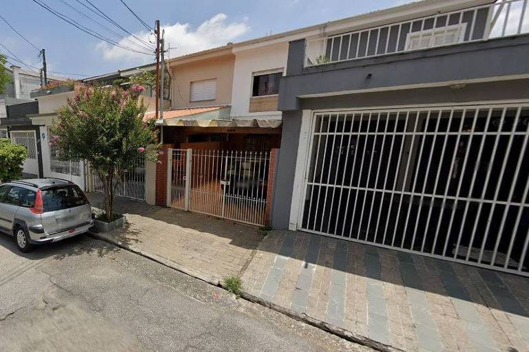Imagem mostra pequenas casas em rua na Vila Sônia, Zona Sul de São Paulo. Há um carro prata estacionado em frente a uma delas. 