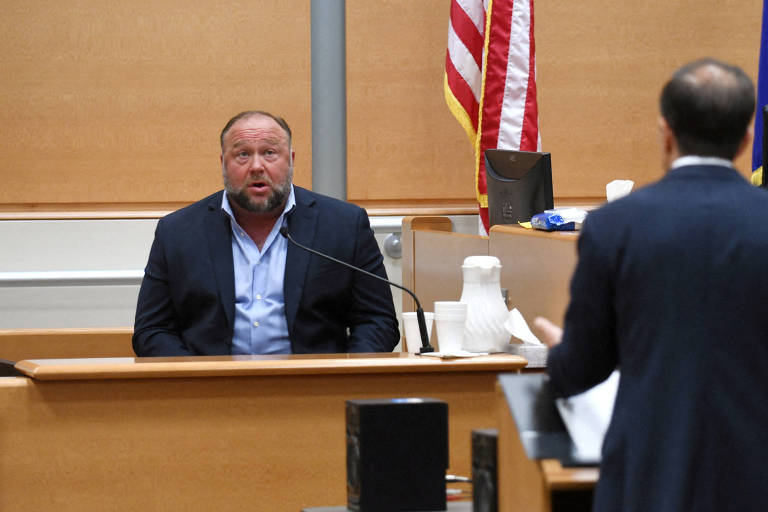 Alex Jones, retratado em documentário da HBO, é questionado em julgamento nos Estados Unidos