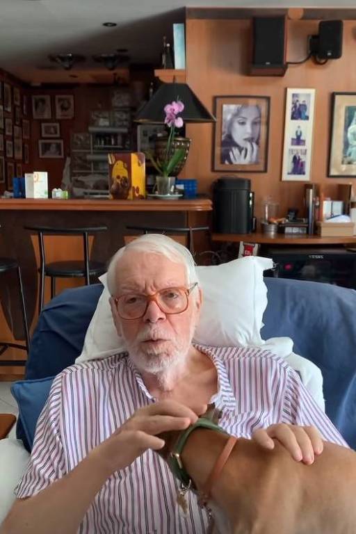 O dramaturgo Manoel Carlos, aos 90 anos, em vídeo publicado pela filha no Instagram