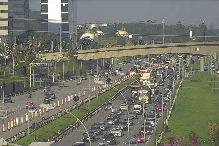 Movimento na Av. Castelo Branco altura do km 23 em Barueri (SP)