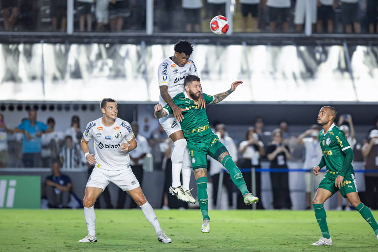 Gil, do Santos, e Zé Rafael, do Palmeiras, disputam bola durante primeira partida da decisão do Paulista, vencida pelo Santos por 1 a 0 no domingo (31)