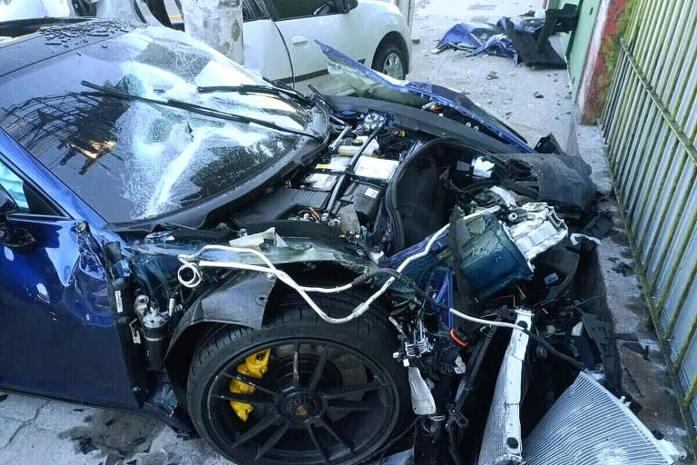 Porsche azul ficou com dianteira destruída após colisão com Sandero na avenida Salim Maluf, em São Paulo
