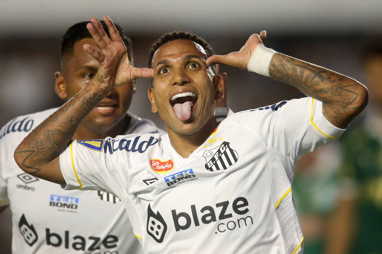 Otero, do Santos, comemora o gol que deu a vitória à equipe do litoral na primeira partida da decisão do Paulista