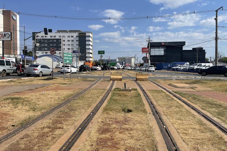 Imagem mostra trilhos que seriam usados pelo VLT de Cuiabá próximos à estação Aeroporto, em Várzea Grande (MT)