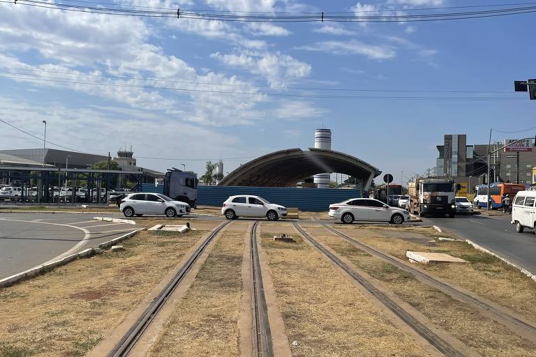 Trilhos que seriam usados pelo chamado VLT de Cuiabá próximos à estação Aeroporto, em Várzea Grande (MT)