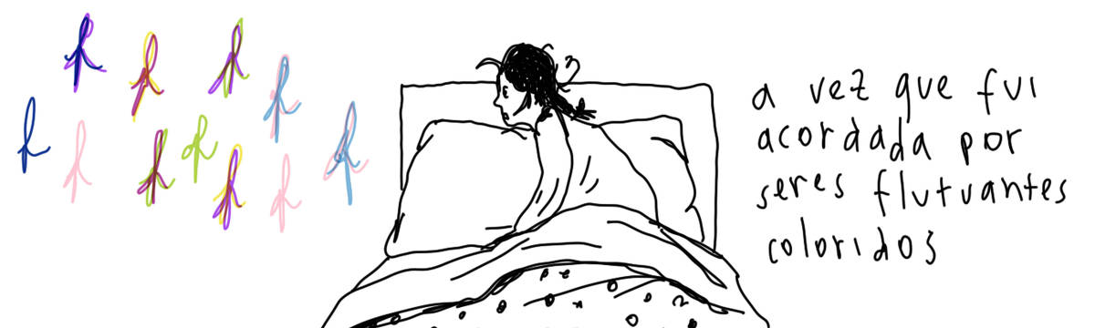 A tirinha de Estela May, publicada em 01/04/24, traz uma menina sentada na sua cama olhando chocada para seres coloridos que flutuam ao seu lado. À direita da imagem, “a vez que fui acordada por seres flutuantes coloridos”