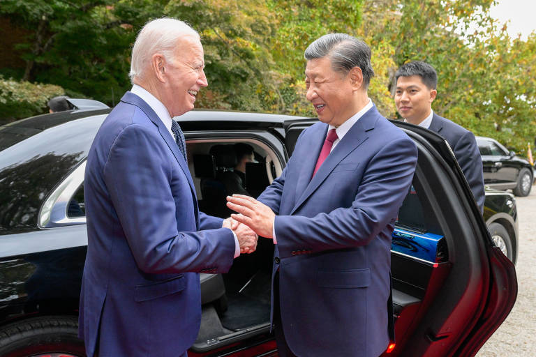 Presidente dos Estados Unidos, Joe Biden, e presidente chinês, Xi Jinping, se cumprimentam 