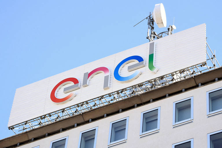 Logotipo da Enel no alto de um prédio