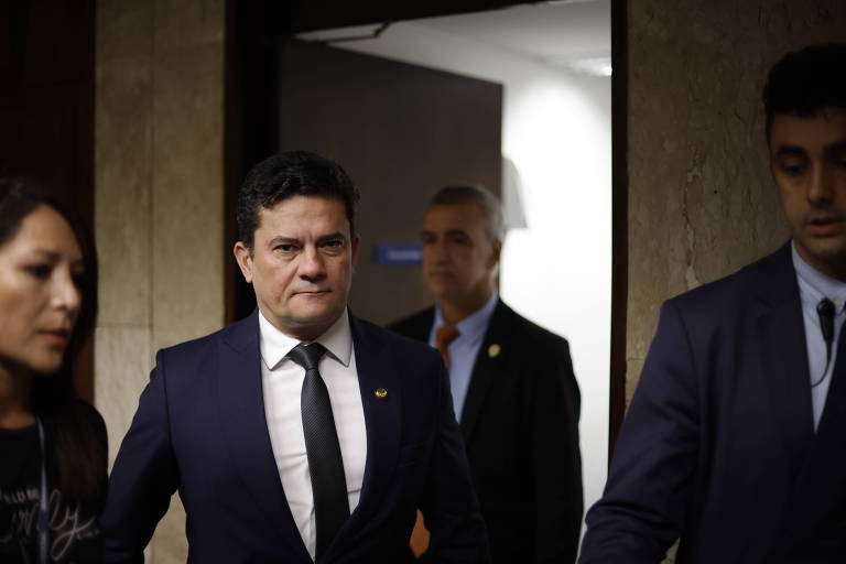 Cenas de Brasília: Moro na saída do gabinete no Senado, de onde assistiu início de julgamento no TRE