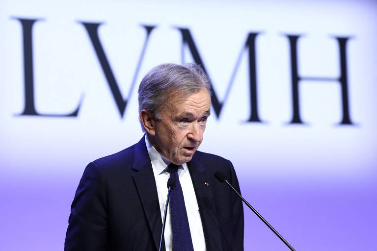 Bernard Arnault, CEO e presidente da LVMH, lidera a lista de pessoas mais ricas do mundo, com patrimônio líquido estimado em US$ 226,6 bilhões