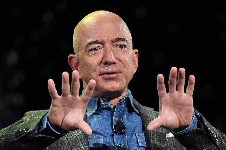 Jeff Bezos, fundador da Amazon, vem em sequência, com US$ 198,4 bilhões