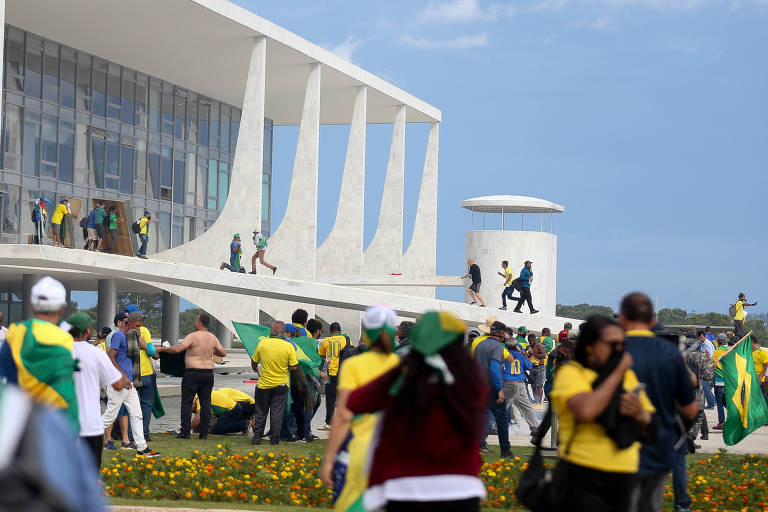 Para 55%, o ex-presidente Jair Bolsonaro planejou um golpe para se manter na presidência