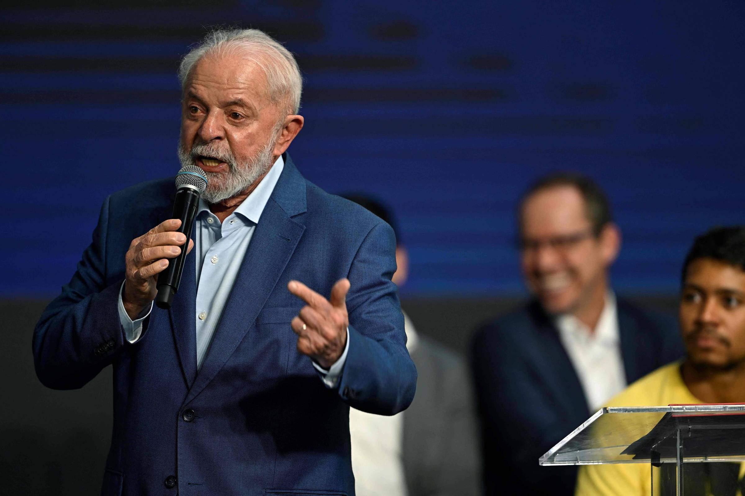 Lula troca afagos com Paes e rebate crítica de que 'está fazendo o mesmo'