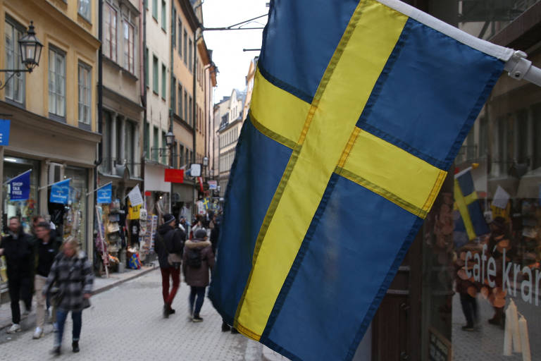 Bandeira da Suécia, que é azul com listras amarelas, exposta no centro de Estocolmo