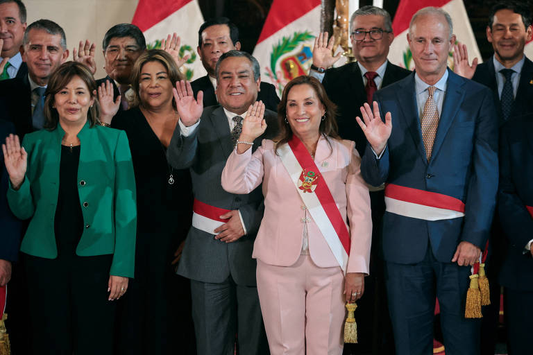A presidente do Peru, Dina Boluarte, apresenta novos ministros após renúncia de seis integrantes em meio a escândalo 