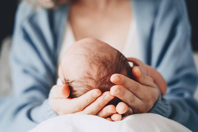 Mulheres devem ser principais cuidadoras de filhos recém-nascidos para 69%, diz Datafolha