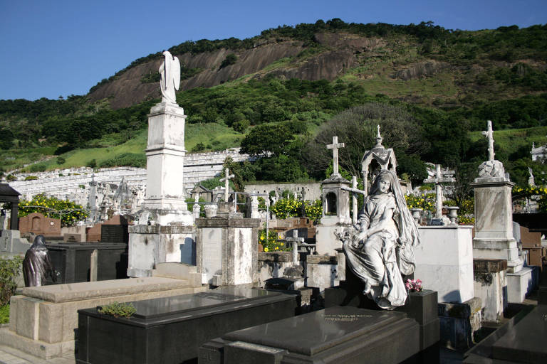 Passeio no cemitério com 'avaliação' de túmulos de famosos viraliza