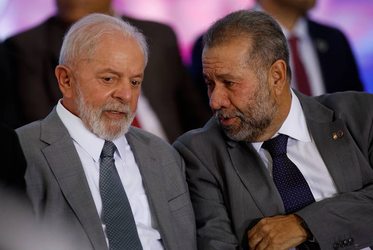 Presidente Lula (PT) ao lado do Carlos Lupi (Previdência) no anúncio do projeto de regulamentação do trabalho por app