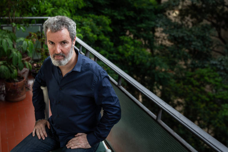 O escritor Michel Laub, que lança o livro 'Passeio com o Gigante', em seu apartamento em São Paulo