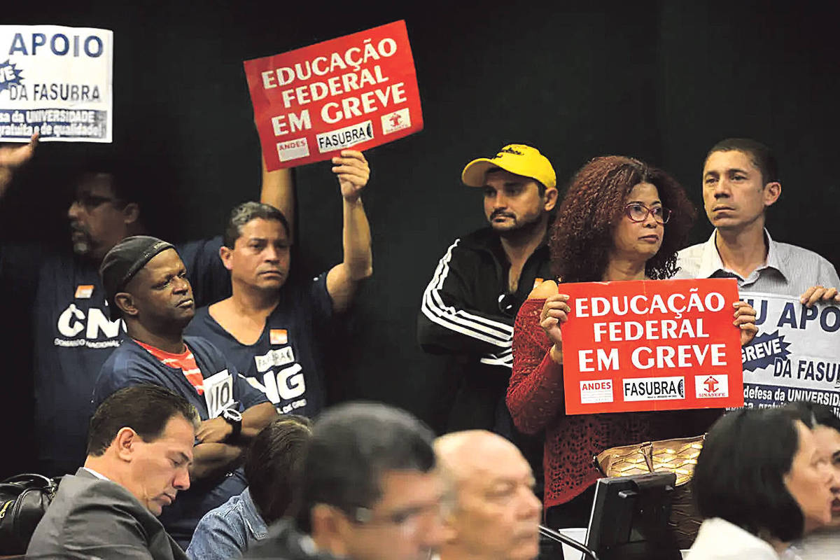 Servidores de institutos federais de educação iniciam greve nesta quarta-feira (3)