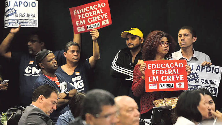Com cartazes, servidores federais que atuam na área de educação anunciam greve nacional por tempo indeterminado a partir desta quarta-feira (3)