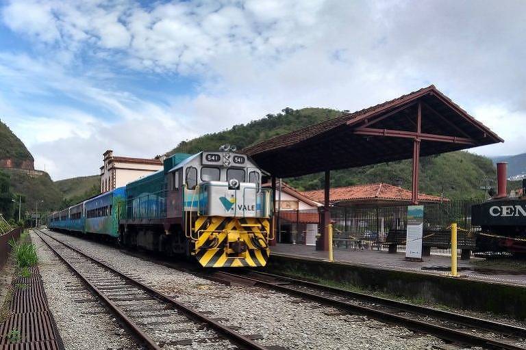Imagem mostra uma locomotiva parada numa estação ferroviária
