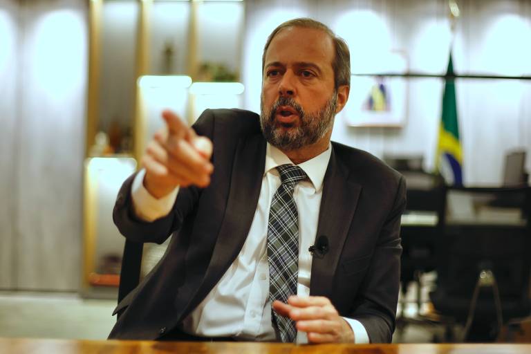 O ministro de Minas e Energia Alexandre Silveira durante entrevista à Folha em seu gabinete