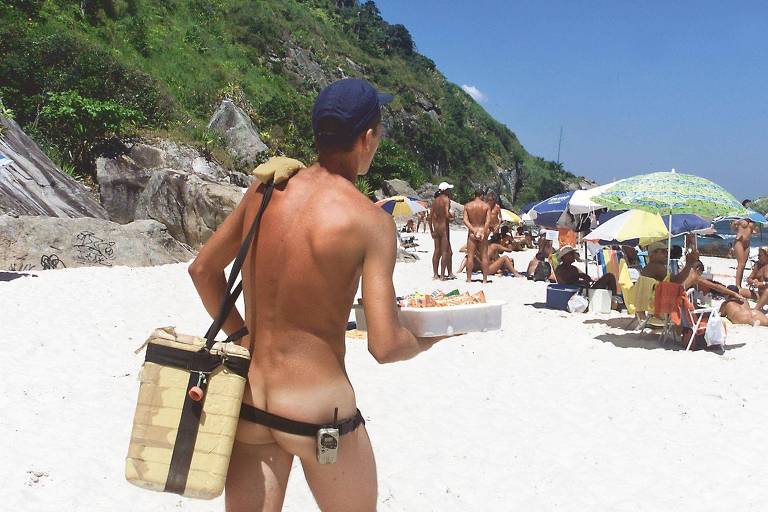Vendedor trabalha sem roupa na praia naturista de Abricó (RJ)