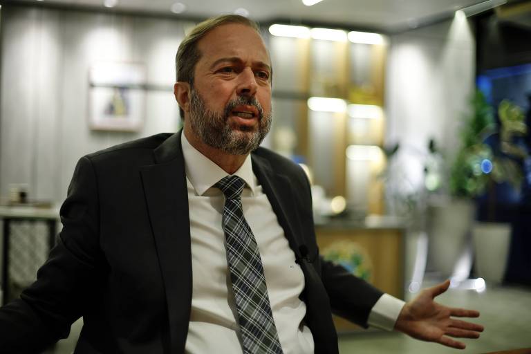 Vídeo: Veja como reage o ministro de Minas e Energia e o que fala sobre o presidente da Petrobras